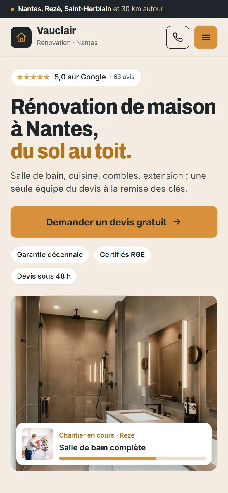 Maquette sur téléphone du site de Vauclair Rénovation, entreprise inventée : communes desservies en haut, note Google de 5,0, titre « Rénovation de maison à Nantes, du sol au toit », bouton « Demander un devis gratuit », garanties, photo d’une salle de bain et chantier en cours à Rezé