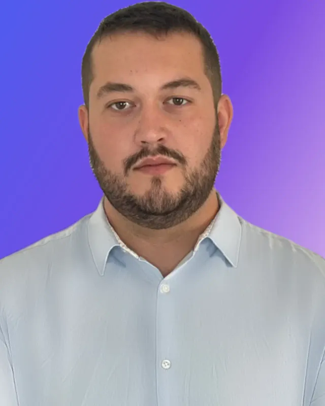 Portrait d'Alexandre, fondateur de LocalHub, en chemise bleu clair sur fond bleu et violet