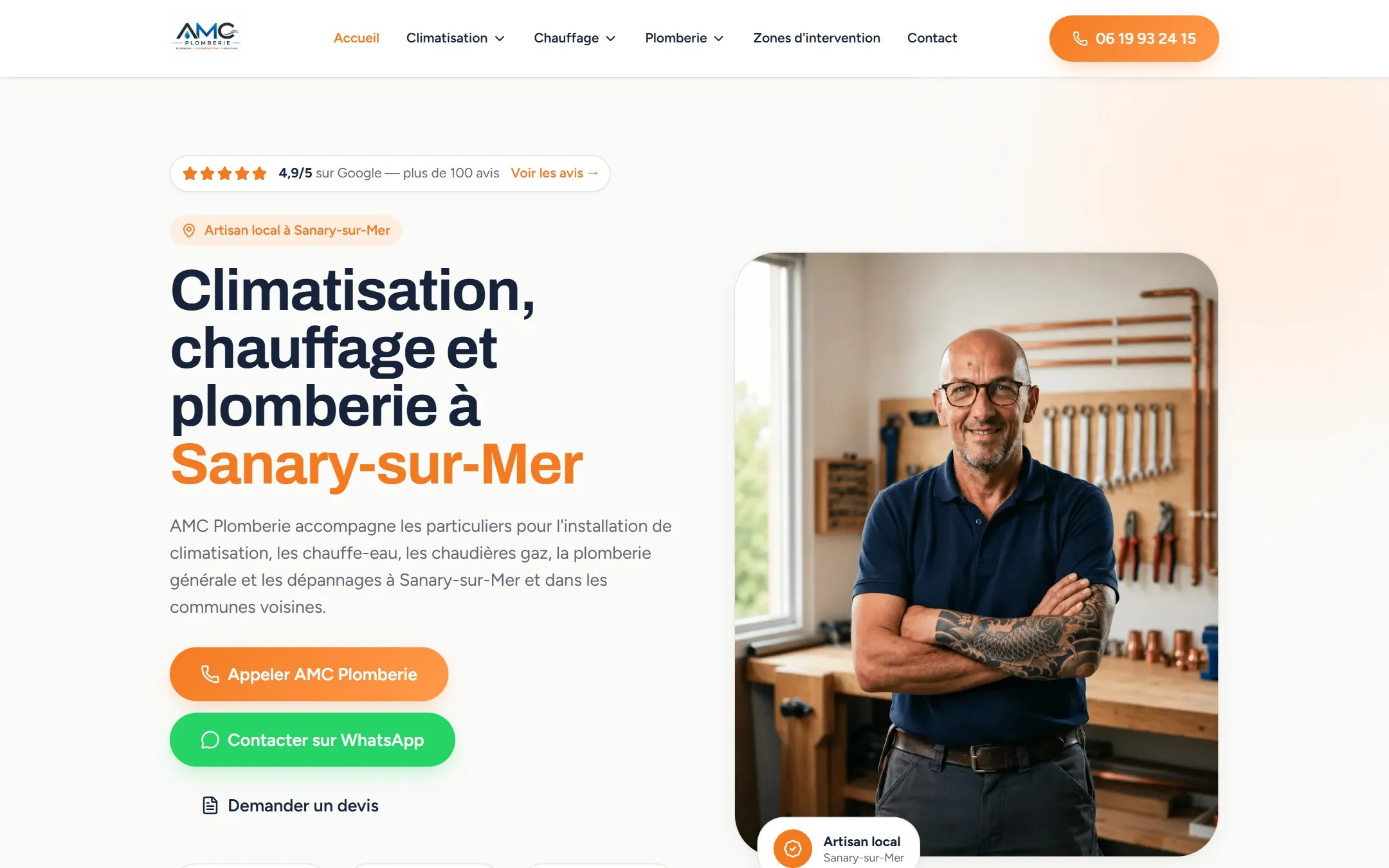 Page d'accueil du site d'AMC Plomberie sur ordinateur : « Climatisation, chauffage et plomberie à Sanary-sur-Mer », note Google de 4,9 sur 5, boutons Appeler et WhatsApp, photo du gérant dans son atelier